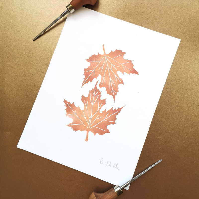 stampa autunnale fall linoleografia con due foglie d'acero autunnali